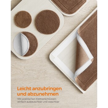 Filz-Haustiermatten in verschiedenen Größen auf einer Holzoberfläche, mit dem Text "Leicht anzubringen und abzunehmen", der ihre einfache Befestigung und Waschbarkeit hervorhebt.