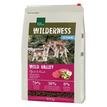 4kg Tüte Real Nature Wilderness Junior Hundefutter mit "Wild Valley" Etikett, zeigt Wolfwelpen und 70% Pferd/Rind, 30% Früchte/Gemüse.
