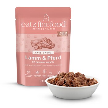 Nourriture pour chat Catz Finefood Classic Adult Agneau & Cheval avec courgettes et tomates, sans céréales, sachet de 85 g avec bol de nourriture humide.