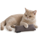 Cremefarbene British Shorthair liegt mit einer Pfote auf einem grauen, gerippten Spielkissen mit Aufdruck 'LUCYBALU'.