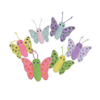 Een kleurrijke verzameling van pluche vlinderdingen in verschillende pastelkleuren, elk versierd met glanzende stippen en grote ogen, gerangschikt in een cirkelpatroon.