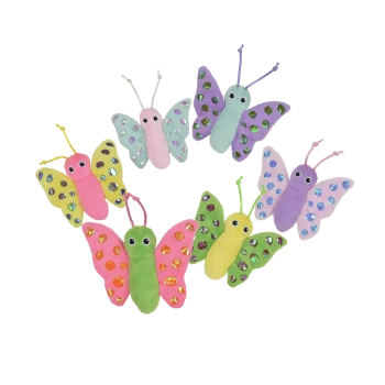 Eine bunte Auswahl an plüschigen Schmetterlingsspielzeugen in verschiedenen Pastellfarben, die jeweils mit glänzenden Punkten und großen Augen verziert sind, in einem kreisförmigen Muster angeordnet.