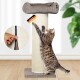 Getigerte Katze kratzt an beigem Sisalstamm mit Cord-Sockel und Liegebett oben, 'MADE IN GERMANY'-Etikett und Einsatz mit Reißverschluss.