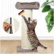 Getigerte Katze kratzt an beigem Sisalstamm mit Cord-Sockel und Liegebett oben, 'MADE IN GERMANY'-Etikett und Einsatz mit Reißverschluss.