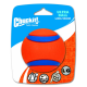Helle orange Chuckit! Ultra Ball mit blauen Streifen, gekennzeichnet als "LARGE/GRANDE", auf einem blauen und orangefarbenen Verpackungshintergrund.