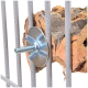 Nahaufnahme einer Metallschraube, die ein Stück Naturholz an einem grauen Metallkäfig sichert, mit vertikalen Stäben im Hintergrund.