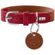 Rote Lederhalsband für Hunde mit einer silbernen Schnalle und einem braunen Anhänger mit einem Hundesilhouette, markiert mit "HUNTER."