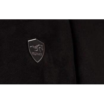 Nahaufnahme eines schwarzen Stoffes mit einem silbernen, schildförmigen Logo, das ein Pferd und das Wort 'EQUINATE' zeigt.