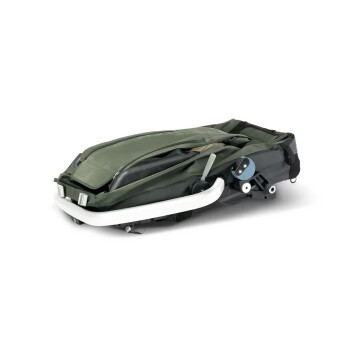 Ein gefalteter grüner Haustierträger mit einem weißen Rahmen und Rädern, mit einem Reißverschluss oben und Netzbelüftungsöffnungen.