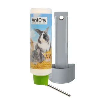 Wasserflasche für kleine Haustiere, mit einem bunten Etikett mit Kaninchen und Meerschweinchen und einem grünen Auslauf, der an einem grauen Halter befestigt ist.