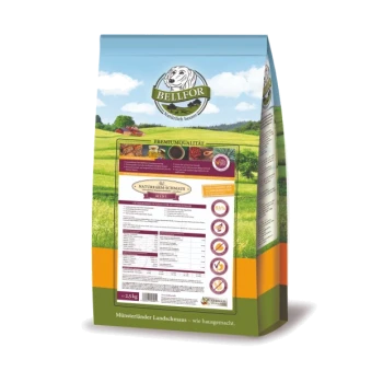 Ein Beutel BELLFOR Hundefutter in einer malerischen ländlichen Umgebung, mit der Aufschrift "Premiumqualität" und "Naturfarm-Schmalz", mit Zutatenangaben.