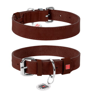 Bruine leren hondenhalsbanden met zilverkleurige gesp en D-ring, ronde QR-tag met 'SCAN ME' en klein rood label 'WAU DOG'.