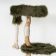 Ein stilvoller Katzenbaum mit einer grünen Kunstfellplattform, natürlichen Holzpfosten und einem Sisal-Seil zum Kratzen.