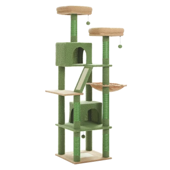 Grüner mehrstöckiger Kratzbaum für Katzen mit zwei plüschigen Liegeflächen, Kratzpfosten und versteckten Fächern, ausgestattet mit hängenden Spielzeugen.