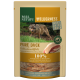 Gefriergetrocknete Snackverpackung mit der Aufschrift "Real Nature Wilderness Pure Duck", die Entenbrustfilets zeigt, mit einem Wolf im Hintergrund.