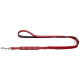 Rote Hundeleine mit drei silbernen Sternen entlang des Griffs, mit einem stabilen Metallclip zur Befestigung.