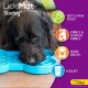 Schwarzer Hund leckt blauen LickiMat Slodog mit Text, der Nass- & Rohfutter, Trockenfutter & eingeweichtes Trockenfutter, Knochenbrühe, Joghurt auflistet.