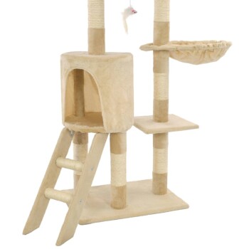 Katzenbaum mit einem gemütlichen Versteck, Kratzpfosten, einer Sitzgelegenheit und einer baumelnden Spielzeugmaus, alles in einer sanften beige Farbe.