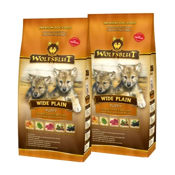 Zwei Beutel Wolfsblut "Wide Plain Puppy" Hundefutter, die Wolfshunde zeigen und Pferdefleisch sowie Süßkartoffel als Zutaten auflisten.