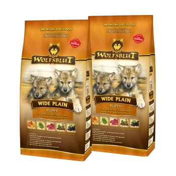Zwei Beutel Wolfsblut "Wide Plain Puppy" Hundefutter, die Wolfshunde zeigen und Pferdefleisch sowie Süßkartoffel als Zutaten auflisten.