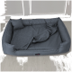 Vier Hunde verschiedener Rassen, die zusammen auf einem plüschigen roten Hundebett in einem stilvollen Innenraum entspannen.