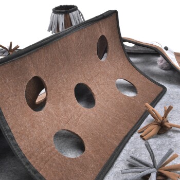 Eine Spielmatte für Haustiere mit einer braunen Filzoberfläche mit mehreren Löchern, umgeben von verspielten Stoffspielzeugen in verschiedenen Formen und Farben.