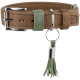 Braunes Lederhalsband mit grünen Akzenten, silberner Schnalle und D-Ring, Quastenanhänger mit Gravur 'HUNTER'.