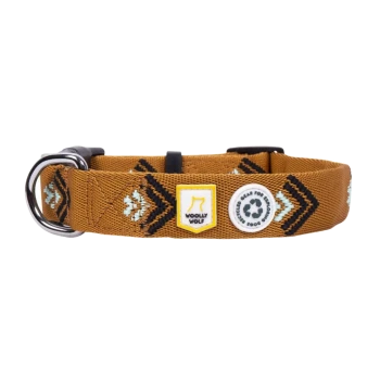 Ein stilvoller brauner Hundehalsband mit geometrischem Muster, mit Abzeichen, die "Woolly Wolf" und "Gear for Dogs" lesen.