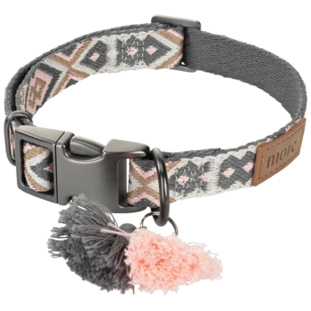 Collier pour animal gris et rose à motifs avec boucle métallique, deux pompons et une étiquette en cuir portant l'inscription "nior".