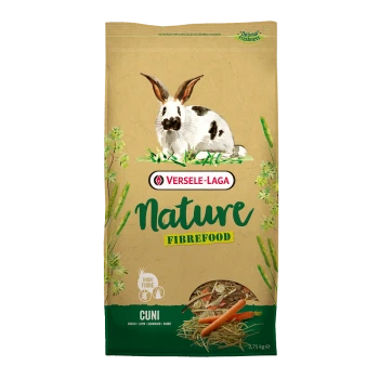Un sac de Versele-Laga Nature Fibrefood pour lapins, avec une illustration de lapin peint, une étiquette 'Haute Fibre' et des morceaux de carotte.