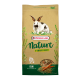 Eine Tüte Versele-Laga Nature Fibrefood für Kaninchen, mit einer gemalten Kaninchenillustration, einem 'High Fibre'-Etikett und Karottenstücken.