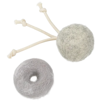 Zwei graue Filz-Katzenspielzeuge, eines rund mit Loch und eines als Ball mit drei geknoteten Baumwollfäden.