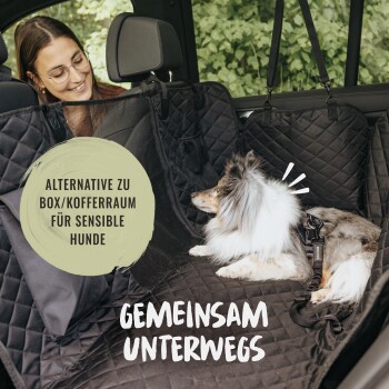Ein Hund ruht auf einem schwarzen, gesteppten Autositzbezug mit dem Text: "Alternative zu Box/Kofferraum für sensible Hunde" und "Gemeinsam unterwegs."