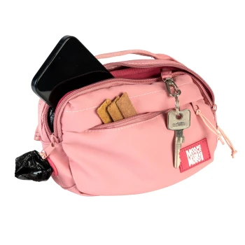 Rosa Leckerlibeutel für Haustiere mit Telefon, Hundekeksen, Schlüssel und angebrachtem schwarzem Kotbeutel, beschriftet mit „More Move More“.