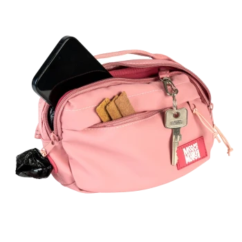 Rosa Leckerlibeutel für Haustiere mit Telefon, Hundekeksen, Schlüssel und angebrachtem schwarzem Kotbeutel, beschriftet mit „More Move More“.