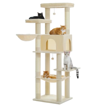Ein beiger Katzenbaum mit vier Katzen: einer schwarzen Katze oben, einer orangefarbenen Katze auf einem mittleren Regal, einer weiteren in einer Hängematte und einer grauen Katze darunter.