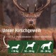 Ein majestätischer Hirsch in üppigem Grün, mit überlagertem Text: "Langanhaltende Kaustange - robust & splittert nicht" und "Langanhaltender Hundekauartikel."