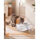 Getigerte Katze mit orangefarbener Bandana, die aus einem weißen Haustierbrunnen trinkt; sichtbarer Text: feandrea by ZIELHOME; Sorgenfreie Hydration.