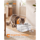 Getigerte Katze mit orangefarbener Bandana, die aus einem weißen Haustierbrunnen trinkt; sichtbarer Text: feandrea by ZIELHOME; Sorgenfreie Hydration.