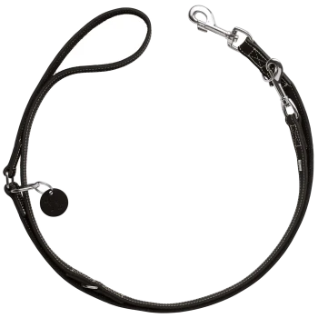 Schwarze Hundeleine mit einer Schlaufe und einem Metallclip, mit weißen Nähten und einem kleinen runden Anhänger.