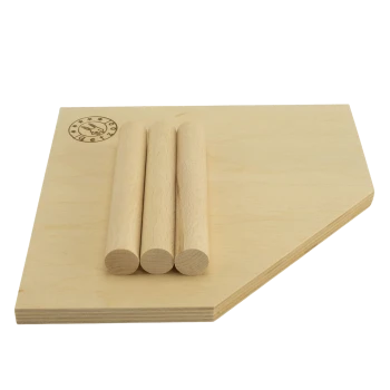 Holz-Haustierspielzeug mit drei zylindrischen Rollen auf einer flachen Basis, mit einem Logo-Stempel in der Ecke.