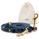 Marineblaue geflochtene Hundeleine mit goldenen Beschlägen, neben einem beigen Zugbeutel mit dem Logo 'FREUDENTIER'.
