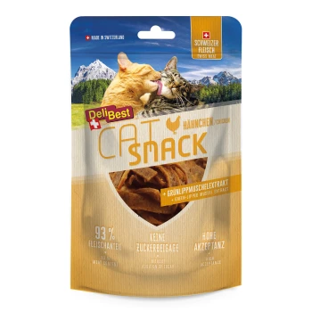 Verpackung von Katzensnacks zeigt eine orange- und grau gefleckte Katze mit Bergen. Hebt 93% Fleisch, keinen Zuckerzusatz und Extrakt aus Grünlippmuscheln hervor.