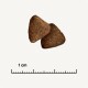 Deux croquettes de nourriture pour animaux de compagnie en forme de triangle sur un fond clair, avec une règle indiquant 1 cm pour référence de taille.