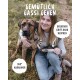 Eine Frau im Freien mit einem Hund an der Leine. Text: "Gemütlich Gassi Gehen," "Bequemer Griff Dank Neopren," und "360° Karabiner."
