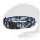 Blaues Batik-Hundehalsband mit schwarzem Schnallenverschluss und metallischem D-Ring zur Leinenbefestigung.