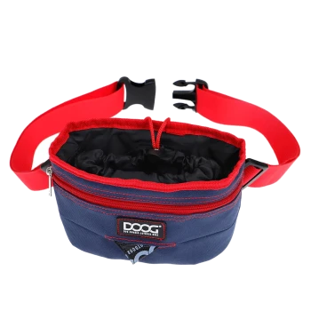 Eine blaue und rote Leckerlitasche für Haustiere mit einem Kordelzugverschluss und verstellbarem roten Riemen, mit dem 'DOOG'-Logo.