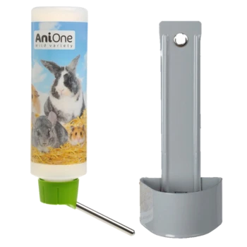 Bouteille d'eau pour petits animaux avec une étiquette colorée représentant des lapins, des cobayes et des hamsters, accompagnée d'un support gris.