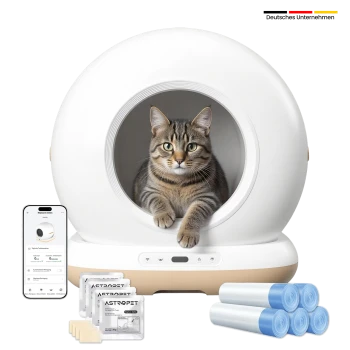 Getigerte Katze in einer weißen, runden automatischen Katzentoilette mit Bedienfeld, Smartphone-App, AstroPet Katzenstreutüten und blauen Müllbeuteln.