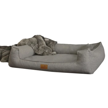 Graues rechteckiges Haustierbett mit erhöhten Seiten und einer weichen Kunstfell-Decke innen, mit dem Etikett „Lifelong“.